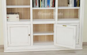 Libreria in legno con 3 ante finitura colore bianco anticato e schienali in rovere sbiancato